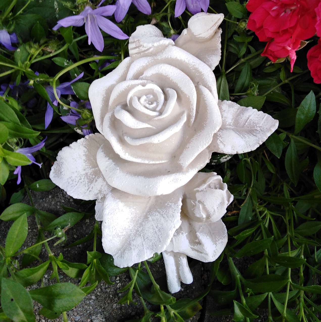 XL Rose mit Stiel Rosenblüte auch Grabdekoration Grabschmuck Steinguss 16cm grau/weiß, ca.360 g