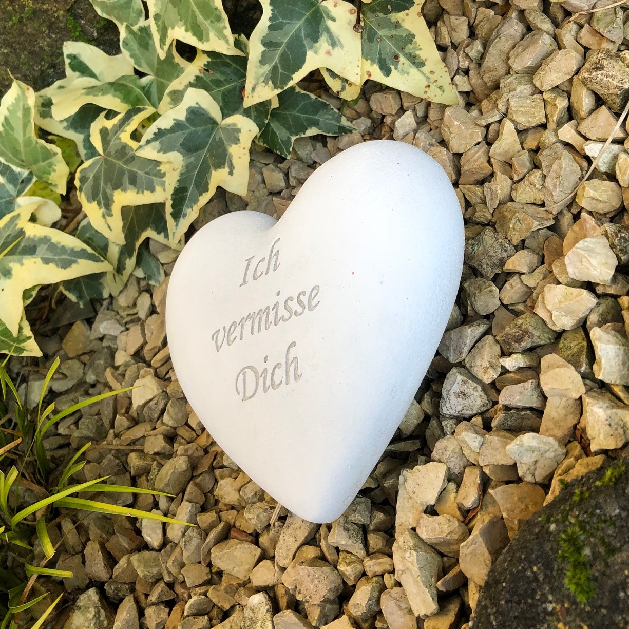 Grabherz Grabengel Spruch - Ich vermisse Dich - Grabschmuck Grabdeko Trauerherz 12cm , 580g weiß