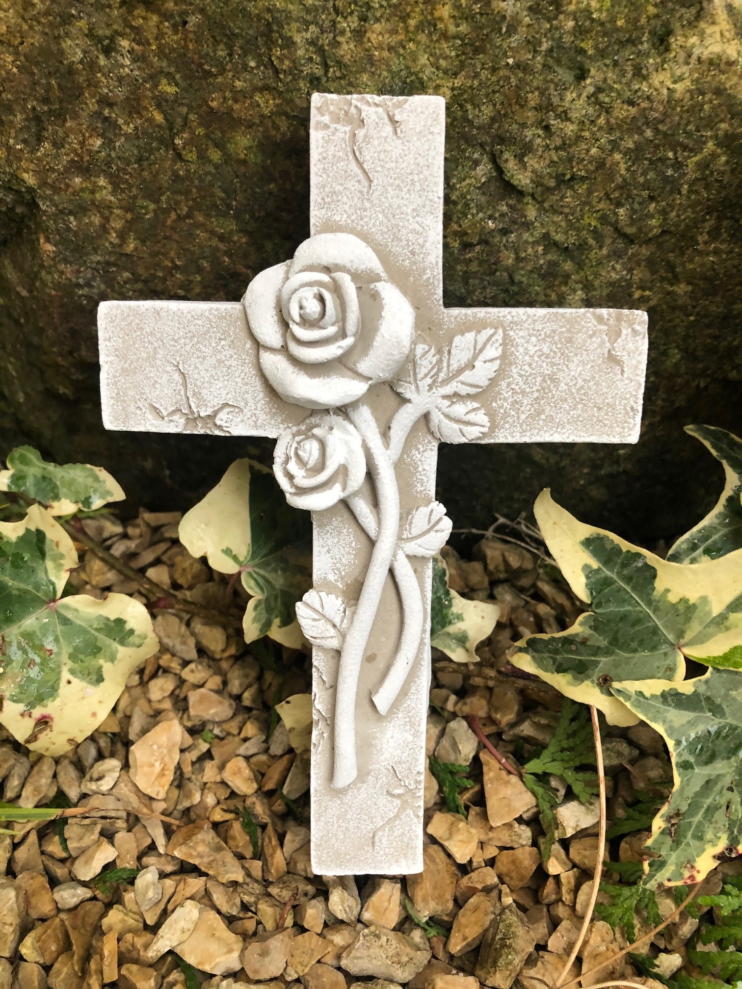 Kreuz mit 3D Rosen mit Draht zum befestigen Kreuz grau/weiß