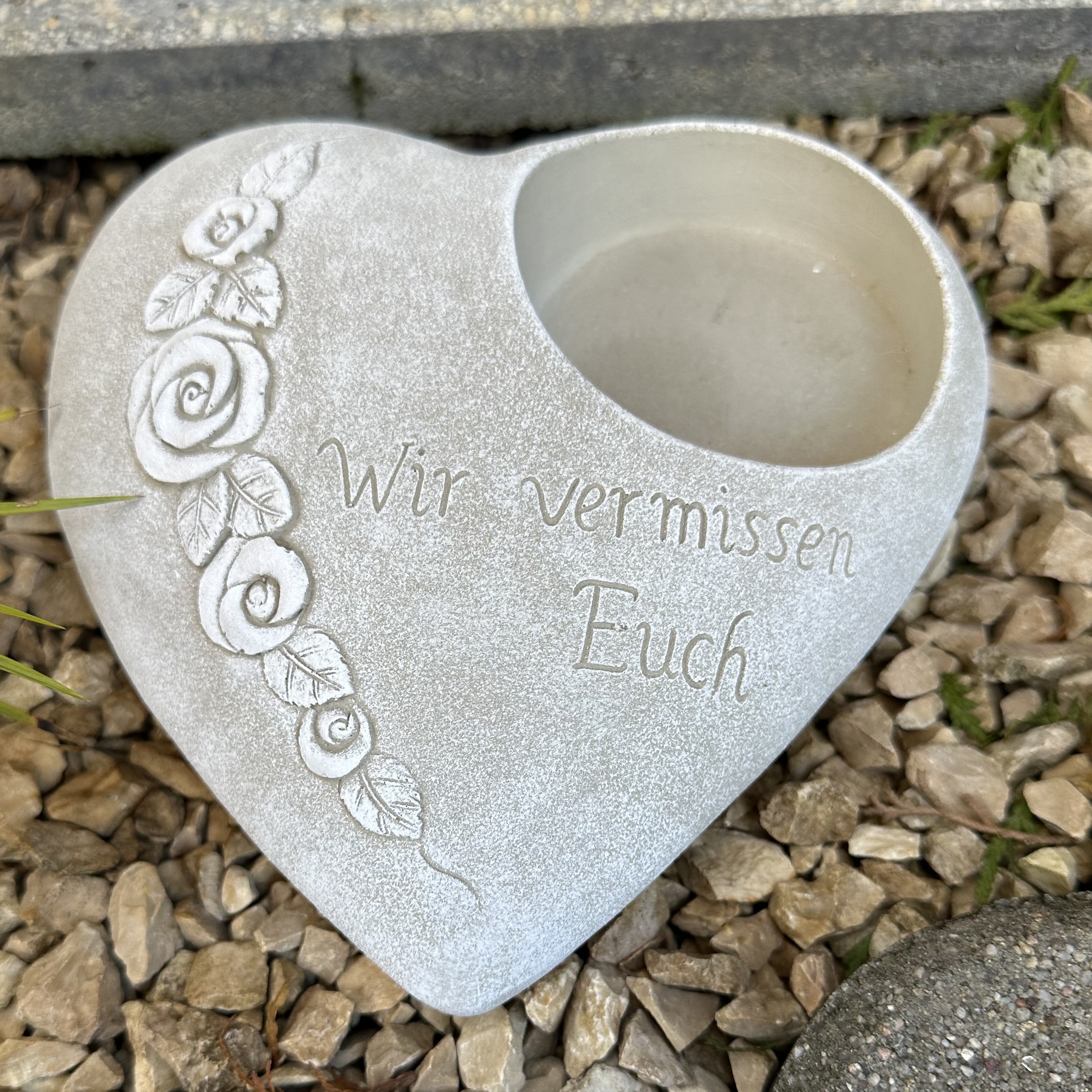 Grabherz Rosenranke - Wir vermissen Euch - Grabschmuck Gedenkstein Trauerherz für  Grablicht weiß 1,8 kg