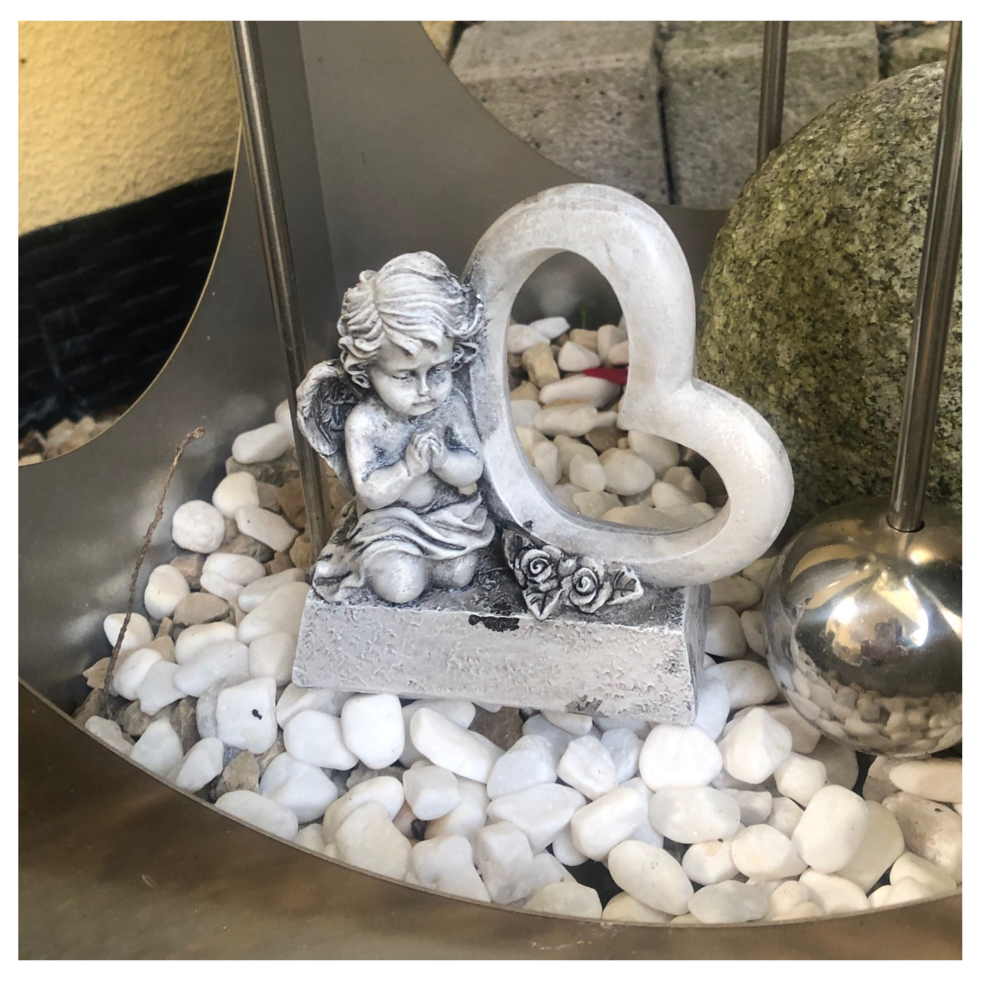 Grabengel Engel mit Herz und Rosen offen Grabherz mit Flügel Grabschmuck Schutzengel Grabengel Engel mit Herz und Rosen offen Grabherz mit Flügel Grabschmuck Schutzengel