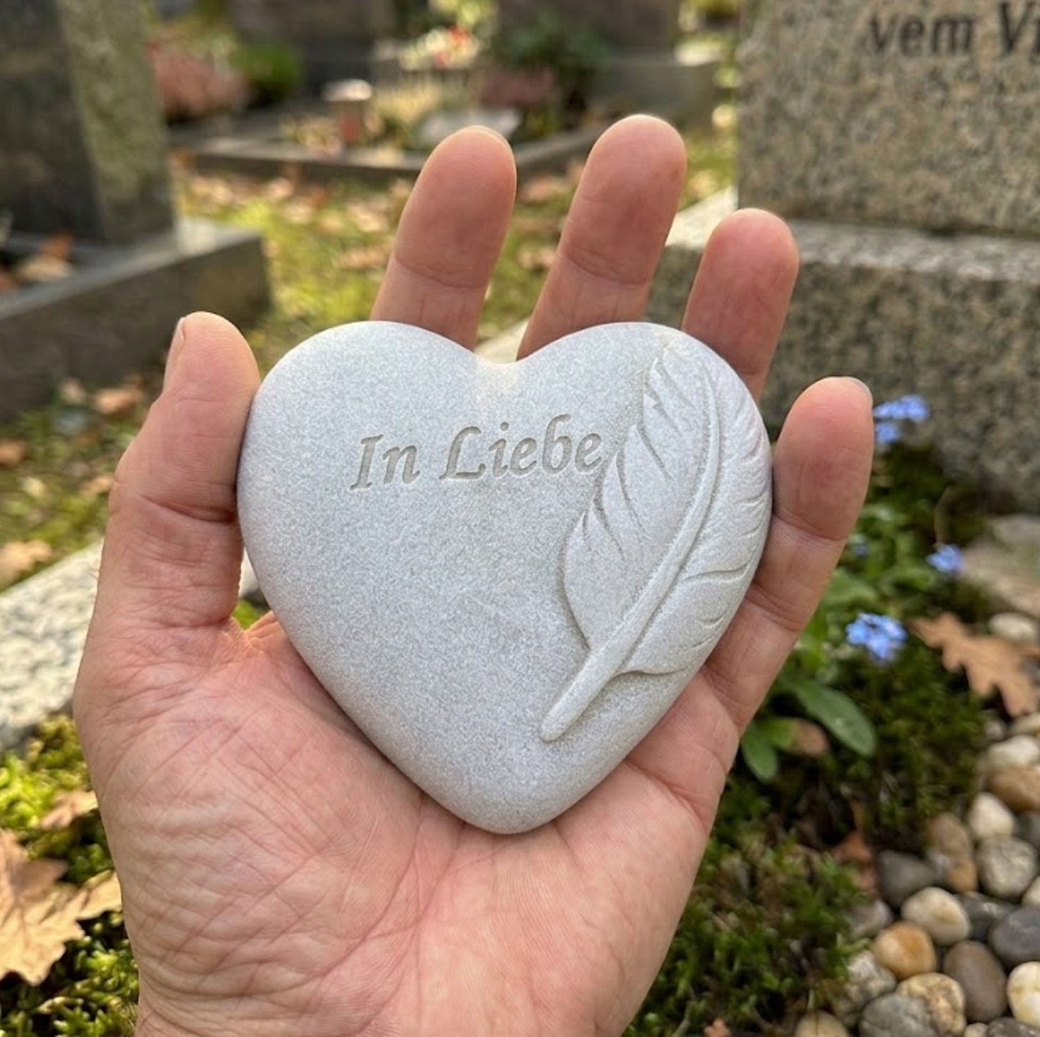 Grabherz Gedenkstein - In Liebe mit Feder - Grabschmuck Grabdeko Trauerherz 9cm