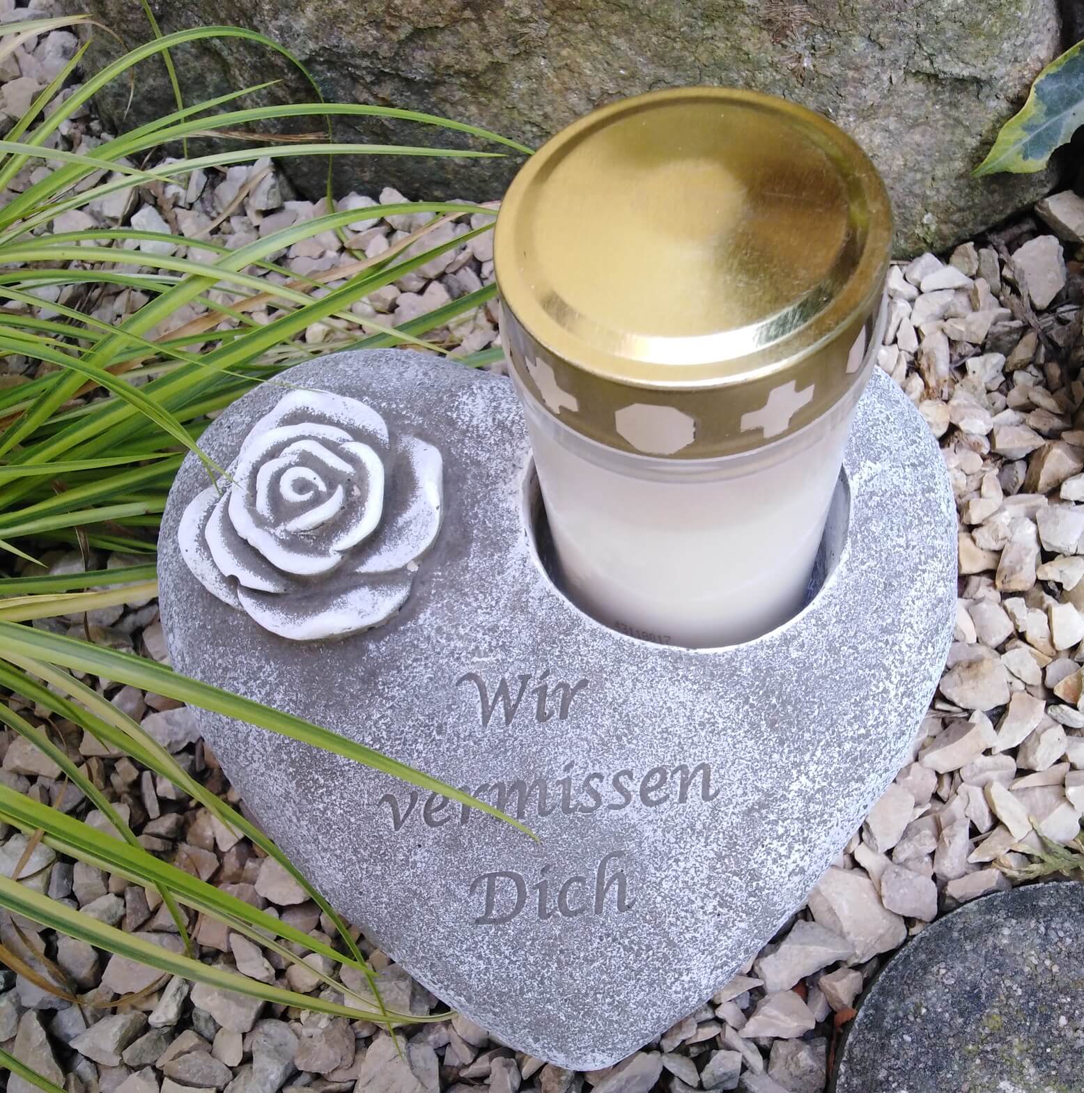 Grabherz mit Grablicht und Rose, Spruch "Wir vermissen Dich"