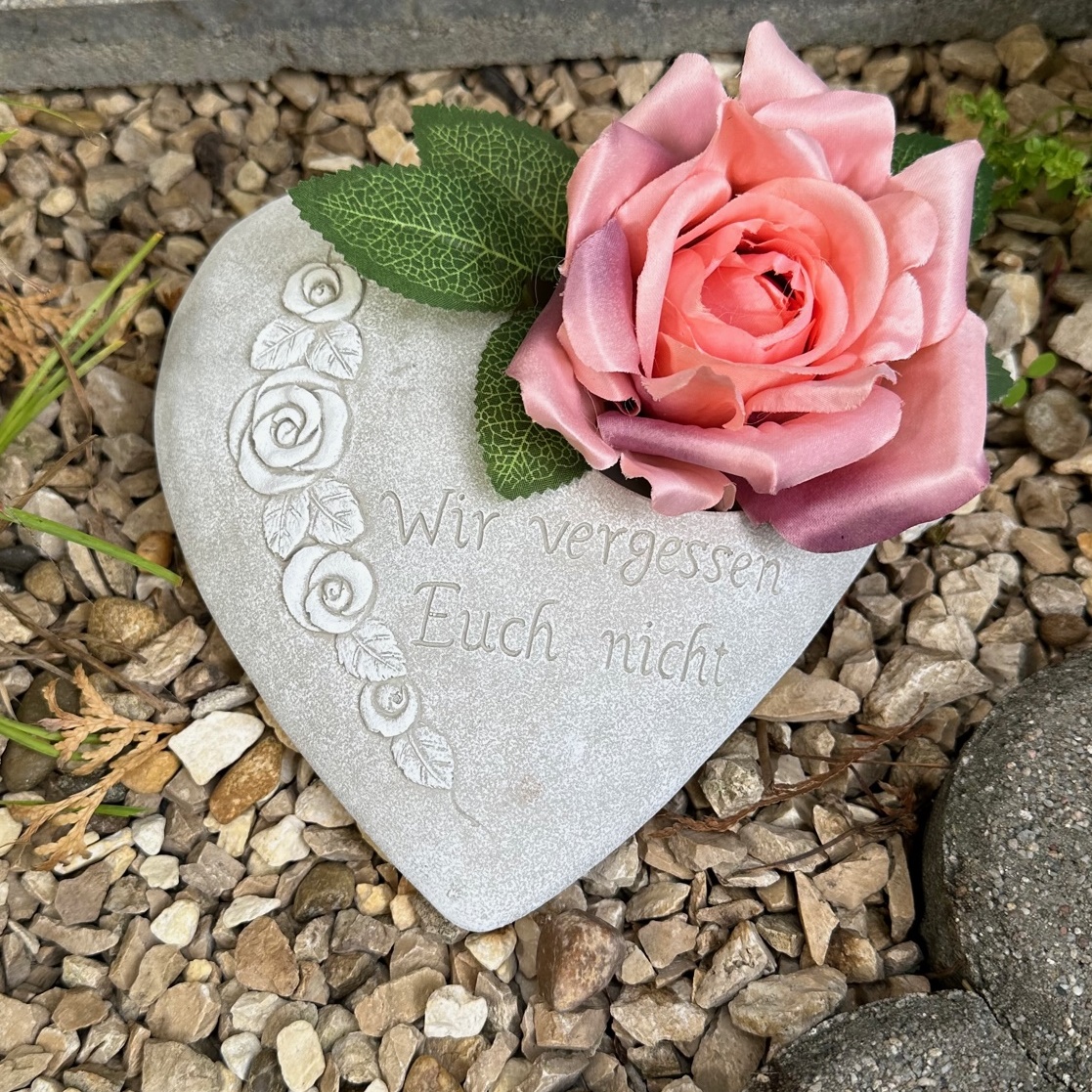 Grabherz Rosenranke - Wir vergessen Euch nicht - Grabschmuck Gedenkstein Trauerherz für Grablicht weiß 1,8 kg Grabherz Rosenranke - Wir vergessen Euch nicht - Grabschmuck Gedenkstein Trauerherz für Grablicht weiß 1,8 kg