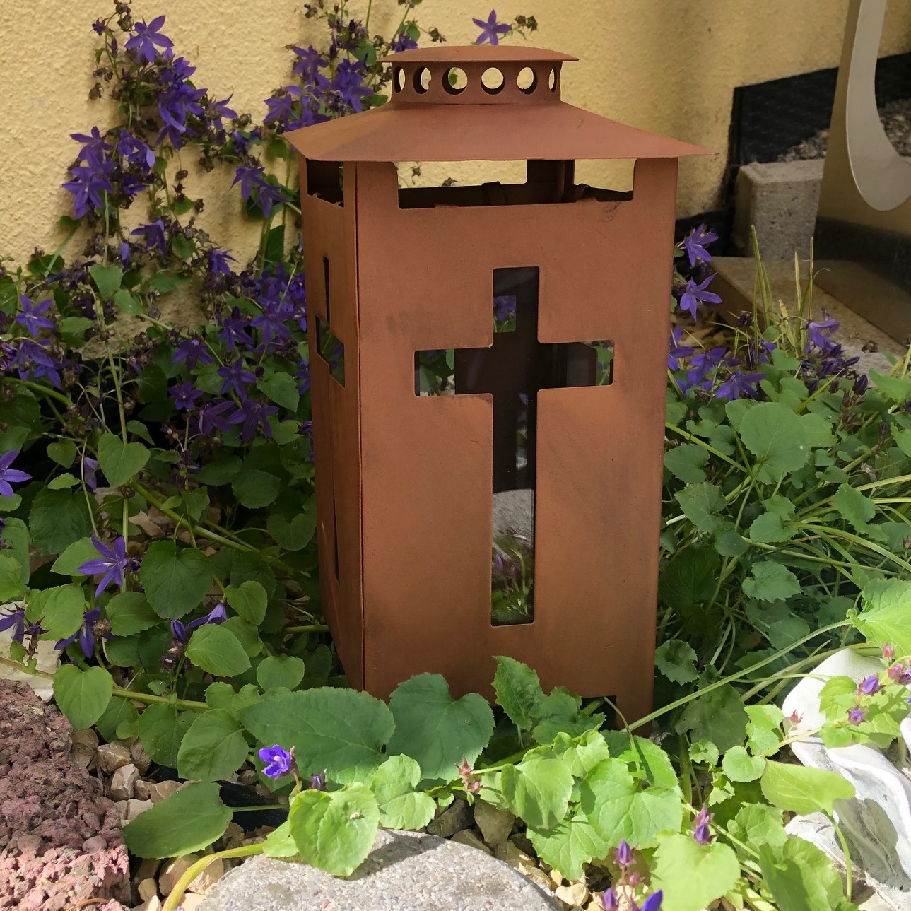 Laterne für Grablicht, Grablaterne, Windlicht mit Kreuz Rostbraun 25,5 cm