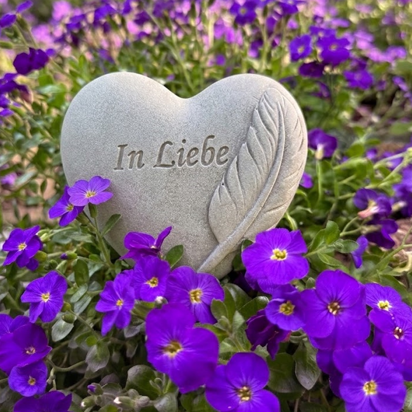 Grabherz Gedenkstein - In Liebe mit Feder - Grabschmuck Grabdeko Trauerherz 9cm Grabherz Gedenkstein - In Liebe mit Feder - Grabschmuck Grabdeko Trauerherz 9cm
