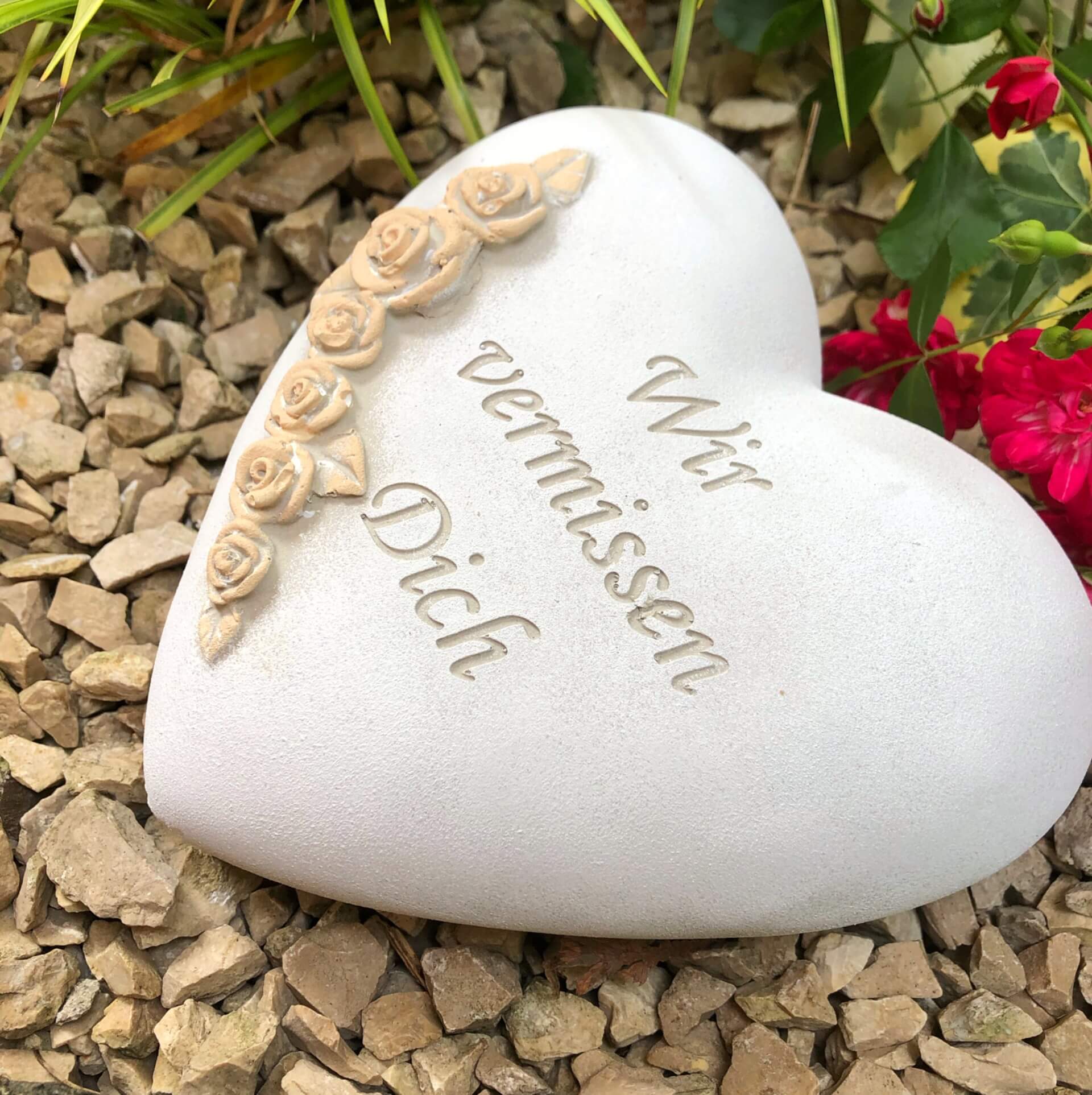 XXL Grabherz Spruch Grabschmuck Grab Herz - Wir vermissen dich - ca.1200g Rosenranke Sand