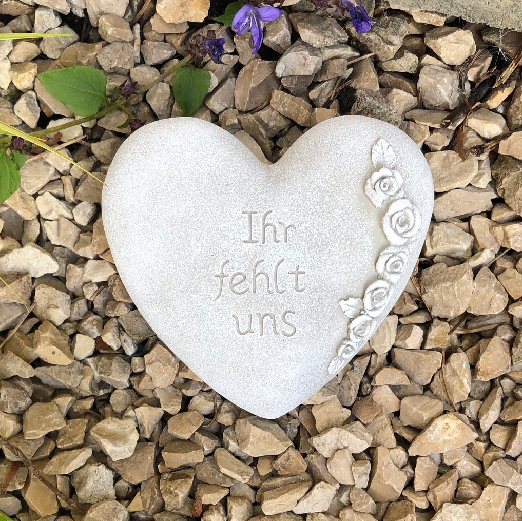 Grabherz Gedenkstein - Ihr fehlt uns - Grabschmuck Grabdeko Trauerherz 10cm , Handarbeit weiß Grabherz Gedenkstein - Ihr fehlt uns - Grabschmuck Grabdeko Trauerherz 10cm , Handarbeit weiß