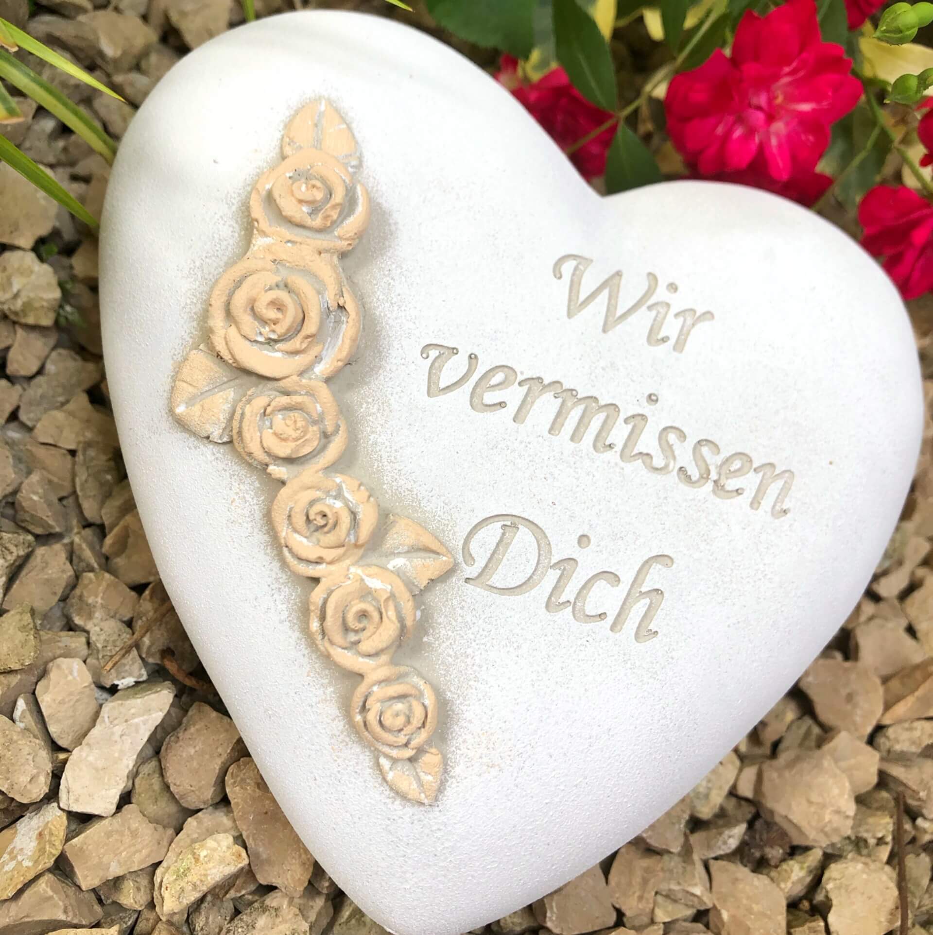 XXL Grabherz Spruch Grabschmuck Grab Herz - Wir vermissen dich - ca.1200g Rosenranke Sand