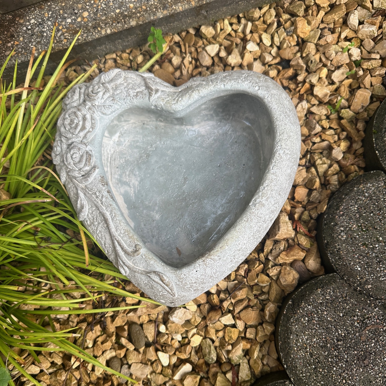 Schale Pflanztopf Herz Pflanzgefäß Pflanzschale Pflanzherz Rosenranke grau Schale Pflanztopf Herz Pflanzgefäß Pflanzschale Pflanzherz Rosenranke grau