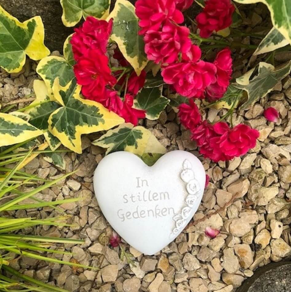 Grabherz Gedenkstein - in stillem Gedenken - Grabschmuck Grabdeko Trauerherz weiß 9,5 cm Handarbeit- Handbemalt Grabherz Gedenkstein - in stillem Gedenken - Grabschmuck Grabdeko Trauerherz weiß 9,5 cm Handarbeit- Handbemalt