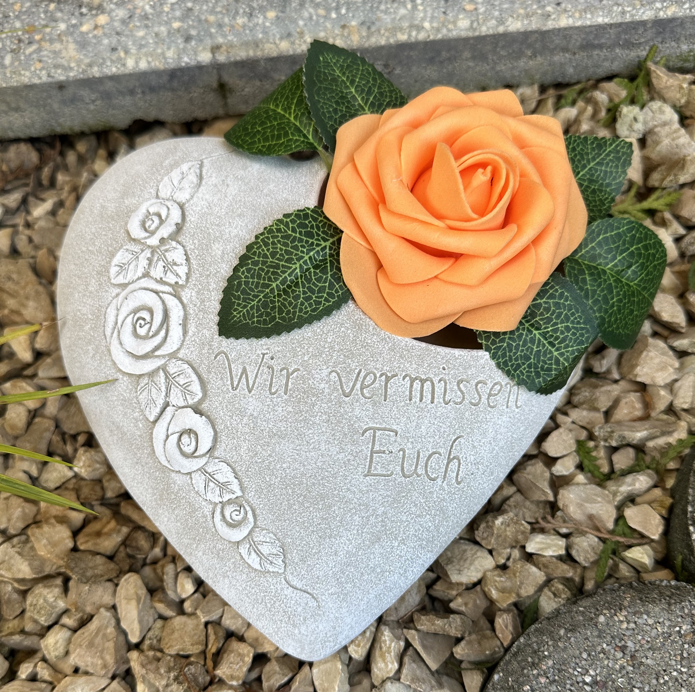 Grabherz Rosenranke - Wir vermissen Euch - Grabschmuck Gedenkstein Trauerherz für  Grablicht weiß 1,8 kg