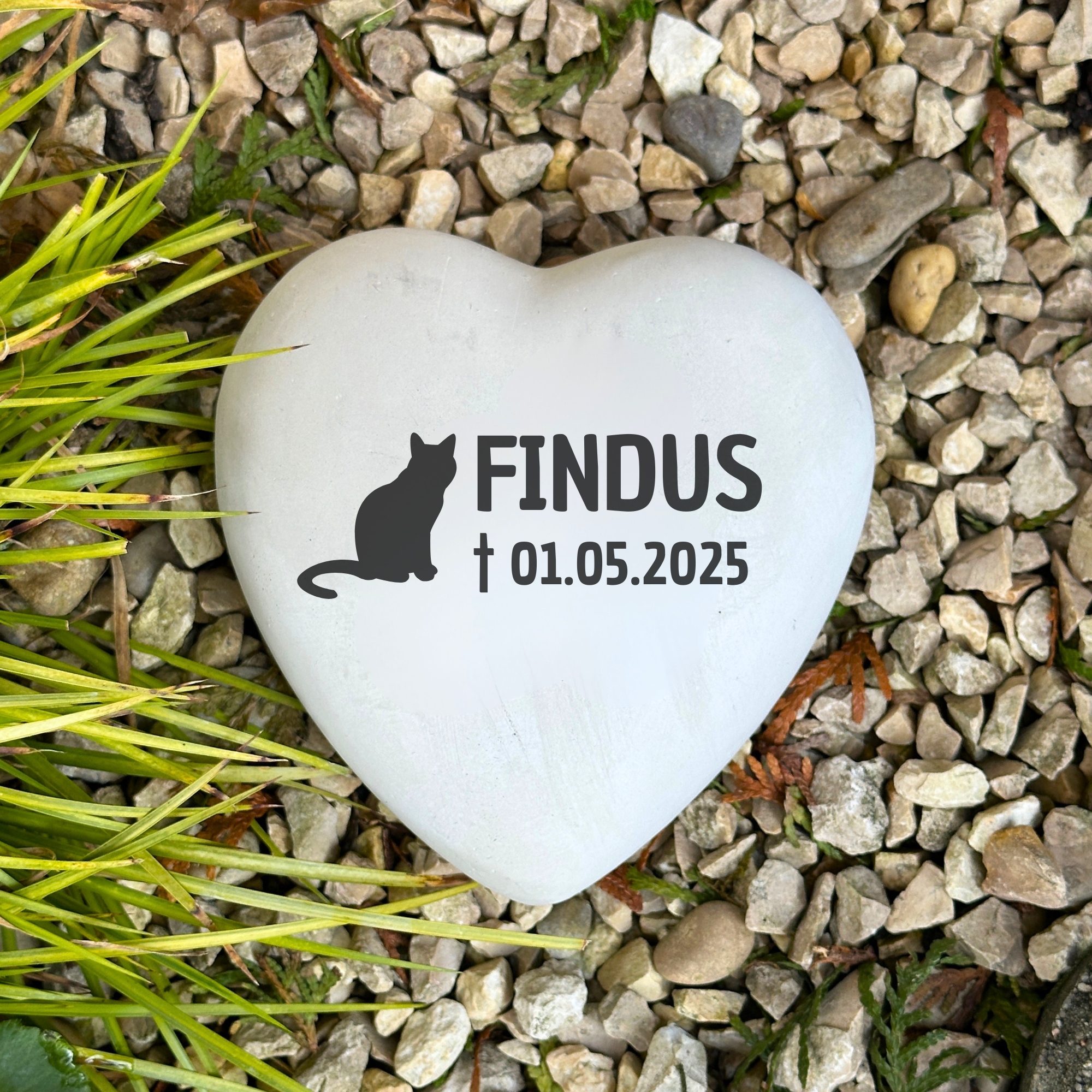 Personalisiertes Katze/Kater Grabherz mit Name – Grabschmuck mit Gravur | 13 cm Steinguss Herz | Andenken, Grabstein, wetterfest