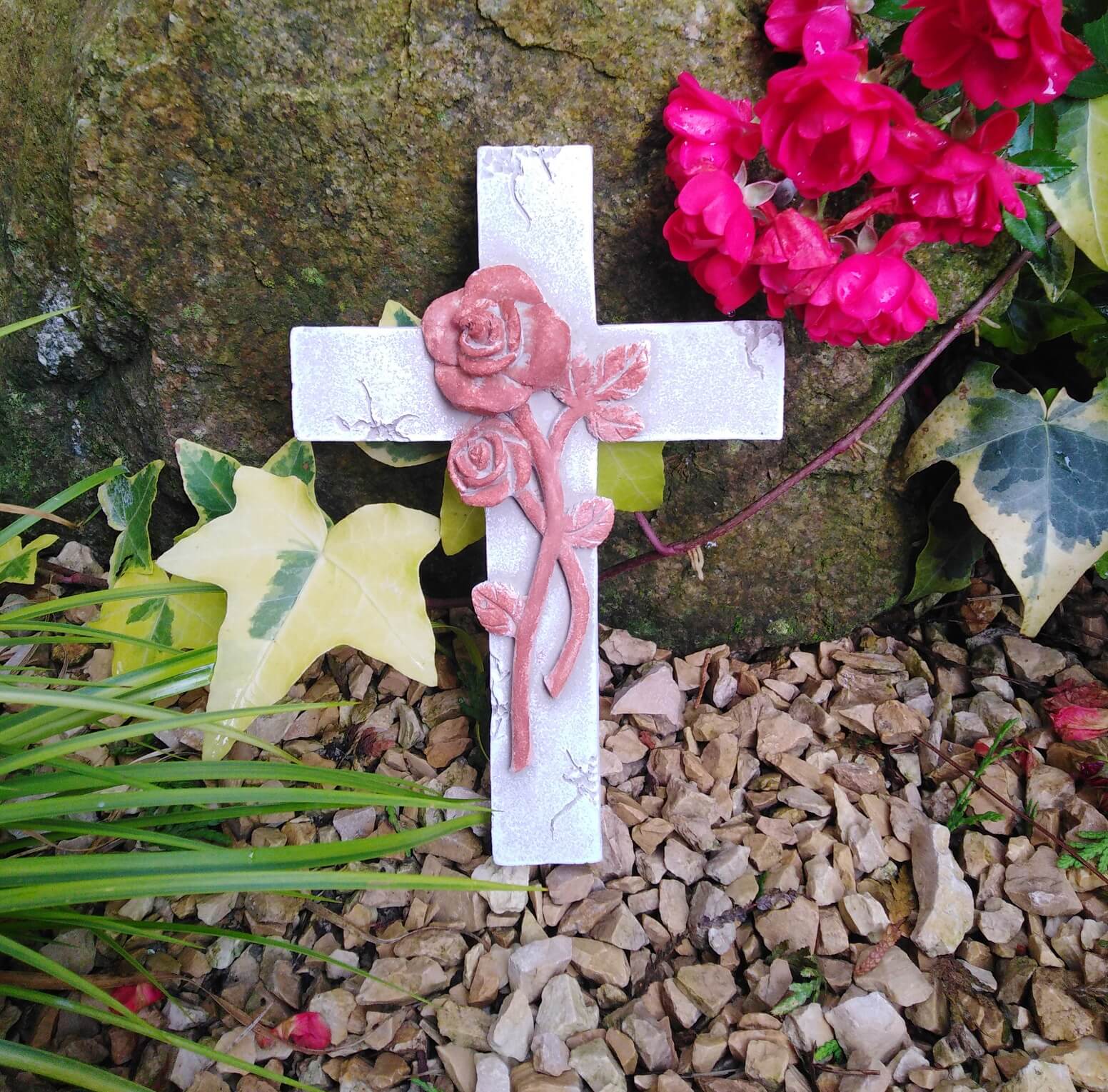 Kreuz mit 3D Rosen Rost Design Grabengel Gedenkstein Grabschmuck Grabdeko