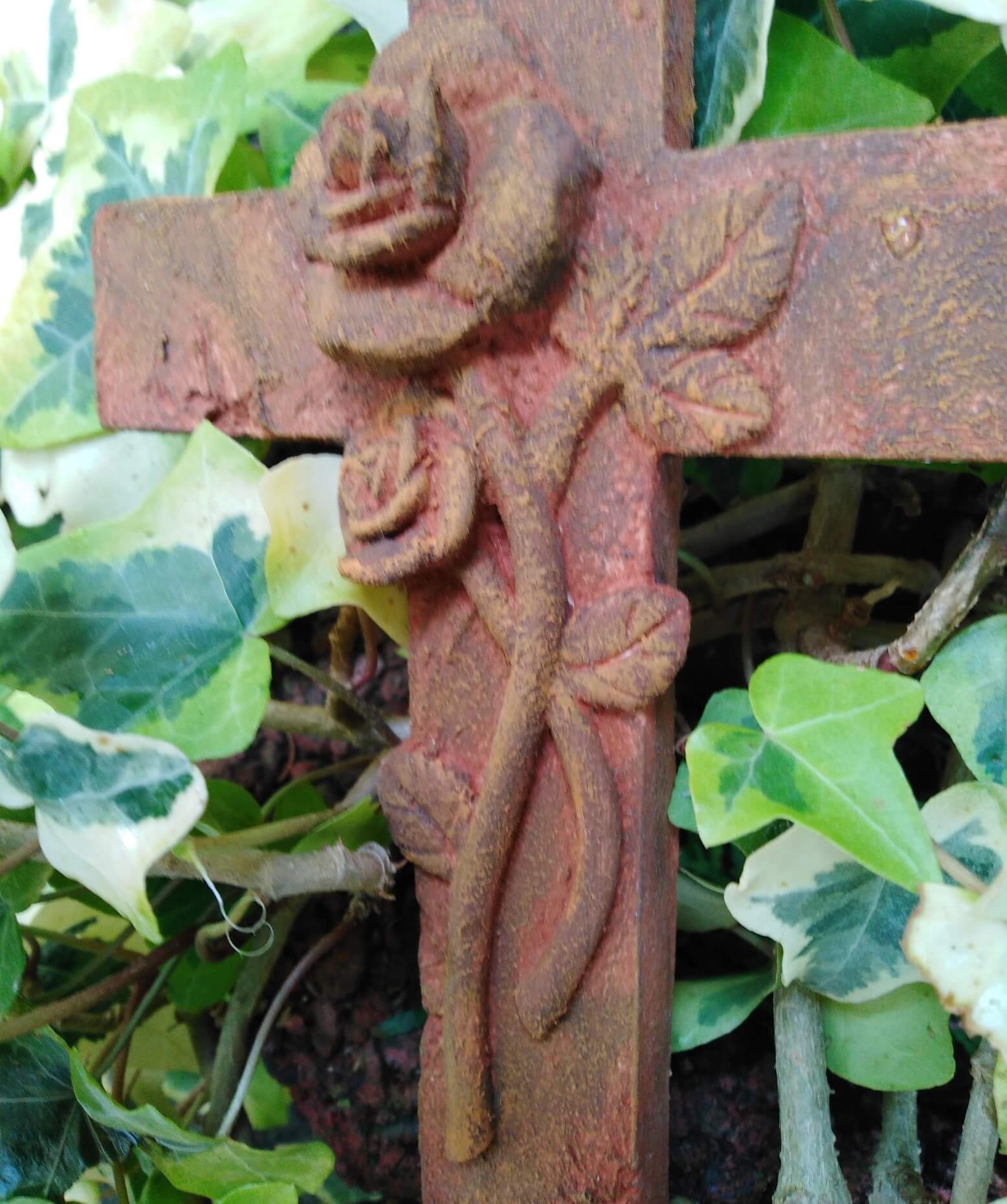 Kreuz mit 3D Rosen Rost- Metall Optik Design Grabengel Gedenkstein Grabschmuck Grabdeko