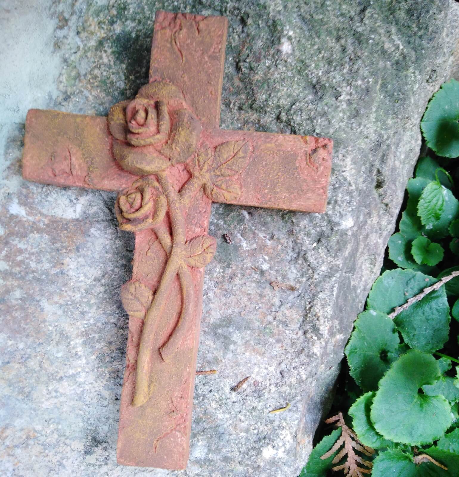 Kreuz mit 3D Rosen Rost- Metall Optik Design Grabengel Gedenkstein Grabschmuck Grabdeko
