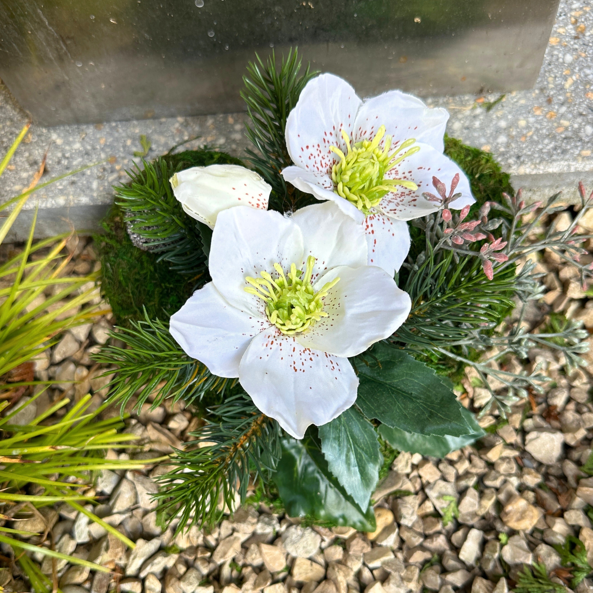 Grabgesteck Grabschmuck Moosherz Grabherz Trauerherz Grab Herz Gesteck Eisblume weiß
