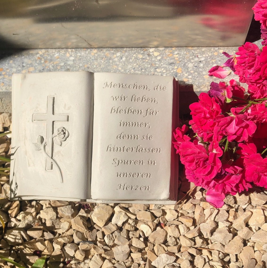 Buch mit 3D Kreuz Gedenkstein Grabbuch Grabschmuck Grabdeko ca.800g natur Buch mit 3D Kreuz Gedenkstein Grabbuch Grabschmuck Grabdeko ca.800g natur