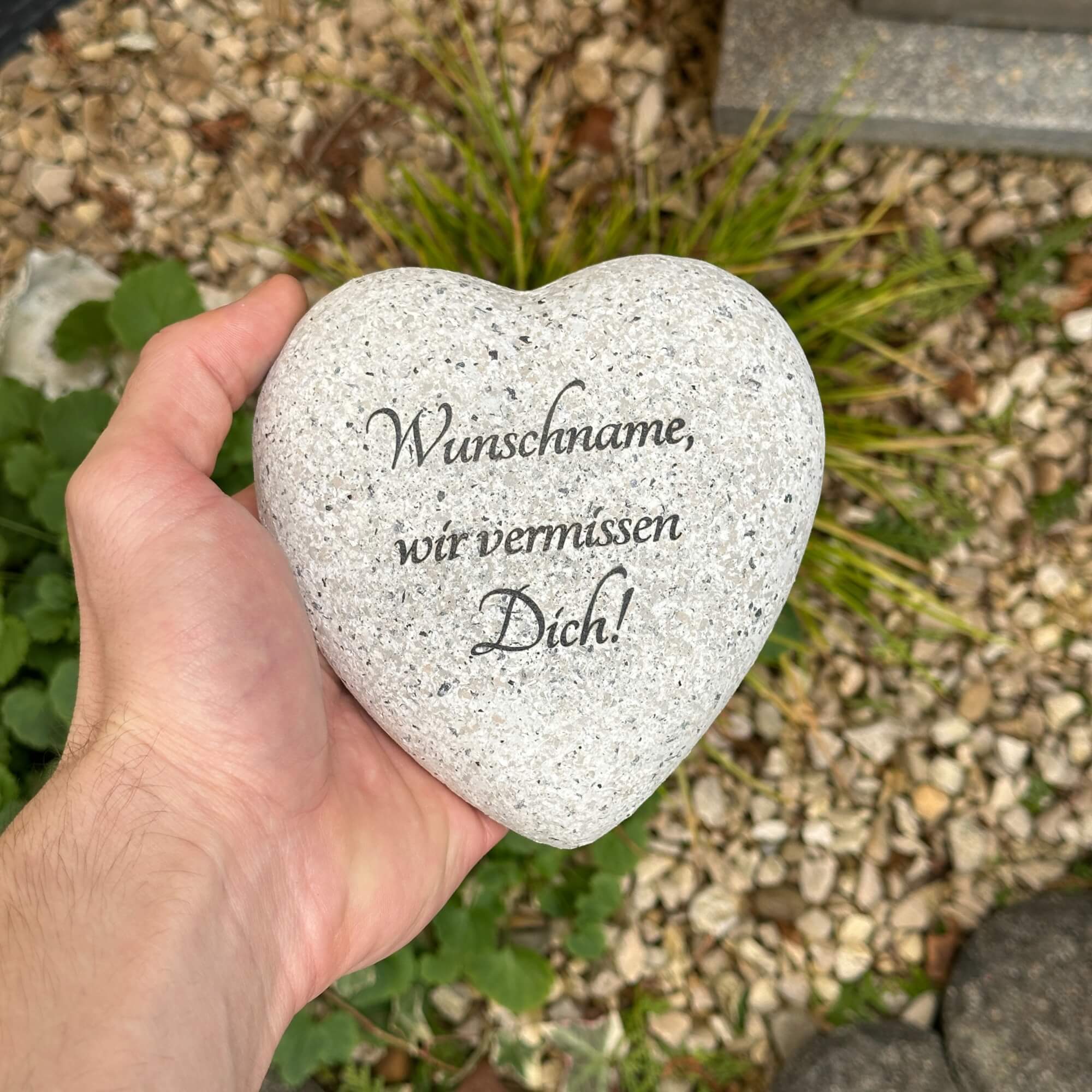 Personalisiertes Grabherz mit Wunschname | Wetterfester Grabstein Herz (13x12cm) in Granit-Optik | Gedenkstein mit Gravur | Grabschmuck für Urnengrab & Friedhof