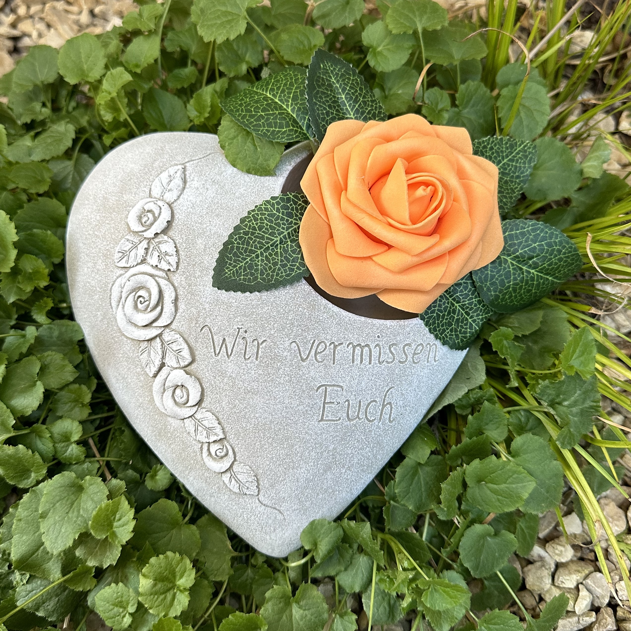 Grabherz Rosenranke - Wir vermissen Euch - Grabschmuck Gedenkstein Trauerherz für Grablicht weiß 1,8 kg Grabherz Rosenranke - Wir vermissen Euch - Grabschmuck Gedenkstein Trauerherz für Grablicht weiß 1,8 kg