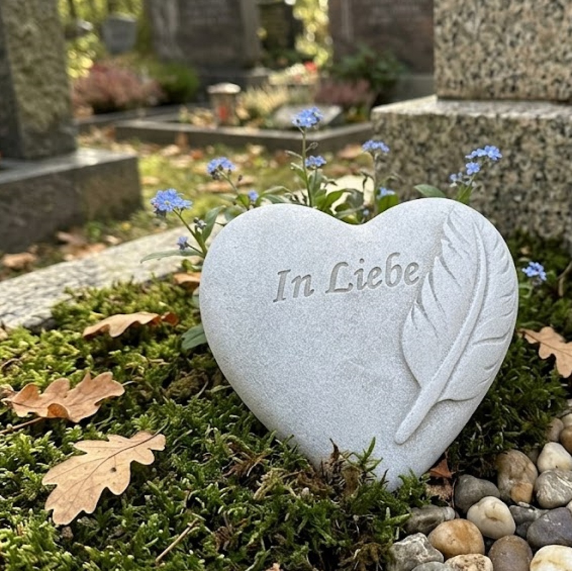 Grabherz Gedenkstein - In Liebe mit Feder - Grabschmuck Grabdeko Trauerherz 9cm