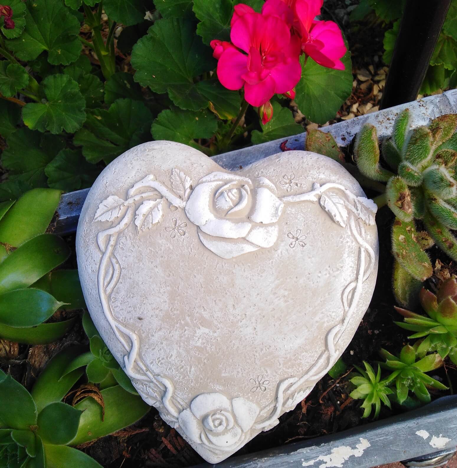 Herz Grabherz mit Rosen Rosenranke Grabschmuck Gedenkstein Dekoherz grau/weiß 14,5cm Herz Grabherz mit Rosen Rosenranke Grabschmuck Gedenkstein Dekoherz grau/weiß 14,5cm