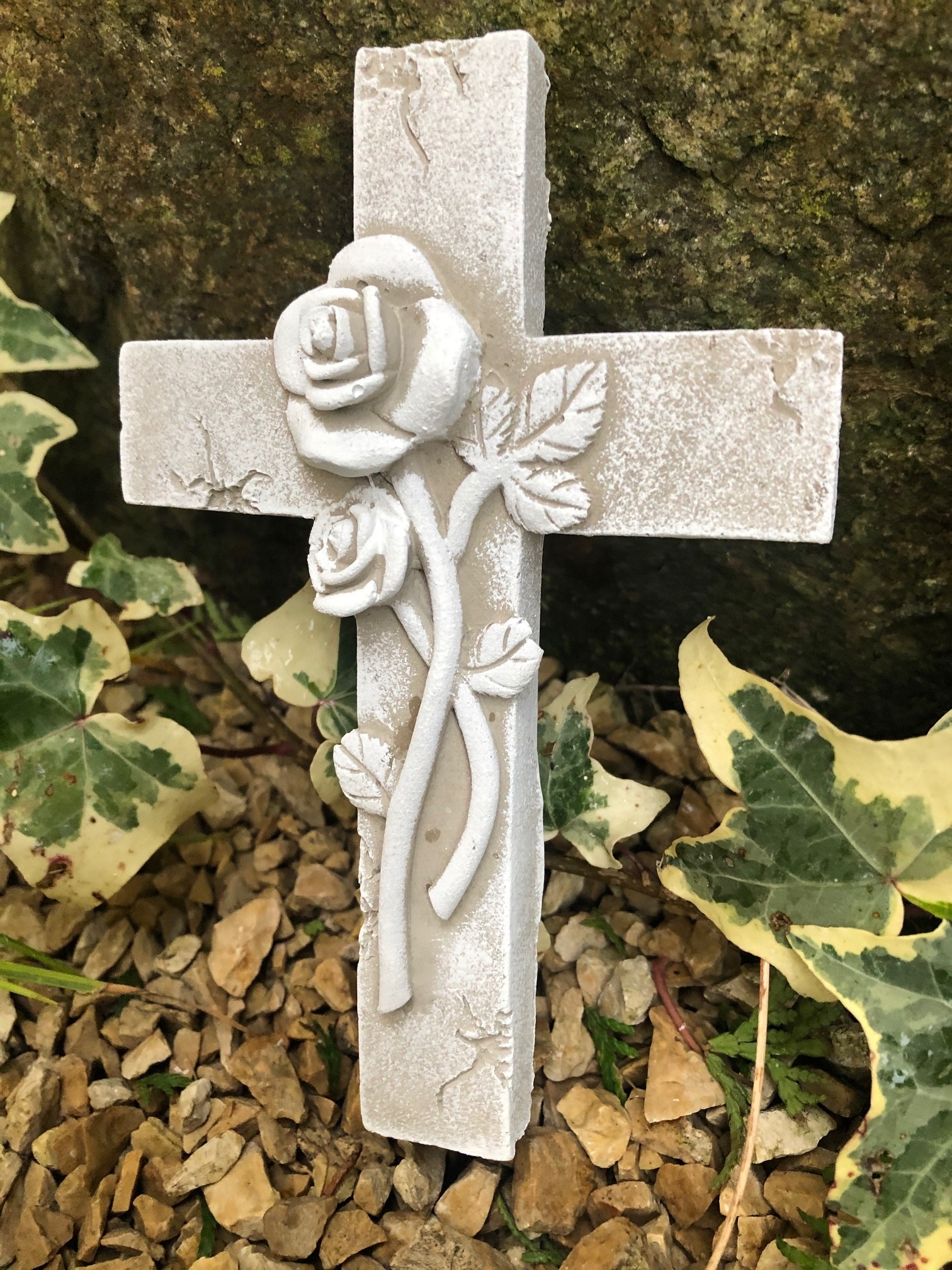 Kreuz mit 3D Rosen mit Draht zum befestigen Kreuz grau/weiß Kreuz mit 3D Rosen mit Draht zum befestigen Kreuz grau/weiß