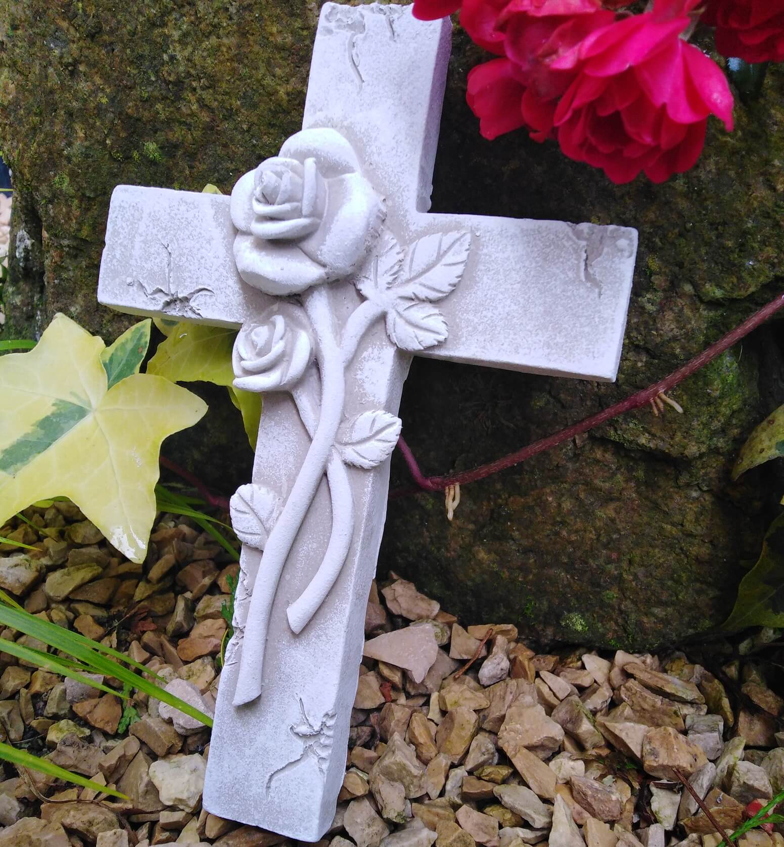 Kreuz mit 3D Rosen Grabengel Gedenkstein Grabschmuck Grabdeko