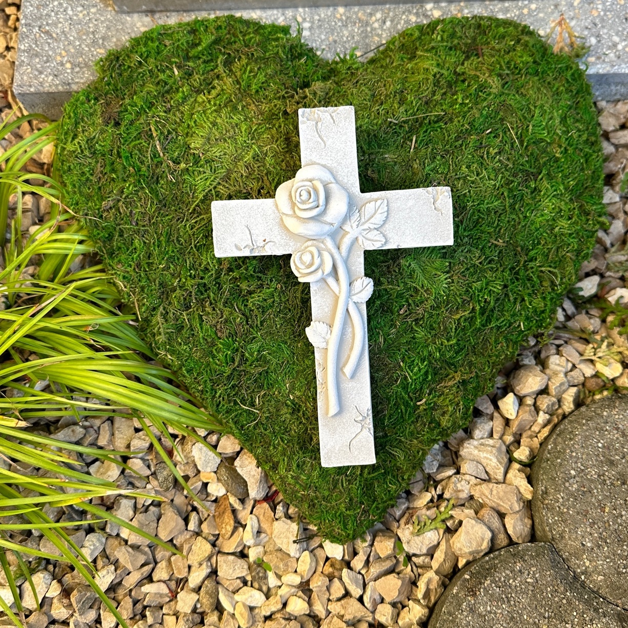 Grabgesteck Grabschmuck Moosherz Grabherz Grabaufleger 30 cm mit Kreuz