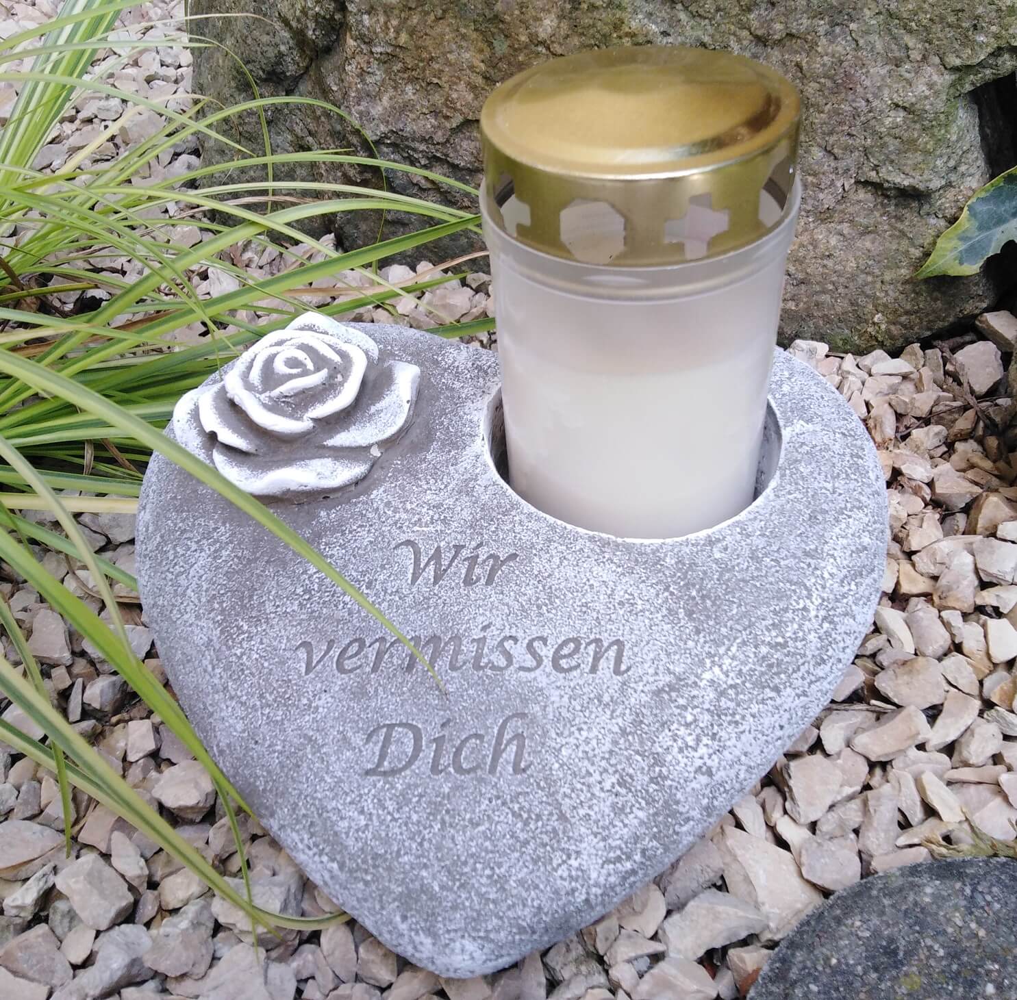 Grabherz mit Grablicht und Rose, Spruch "Wir vermissen Dich" Grabherz mit Grablicht und Rose, Spruch "Wir vermissen Dich"