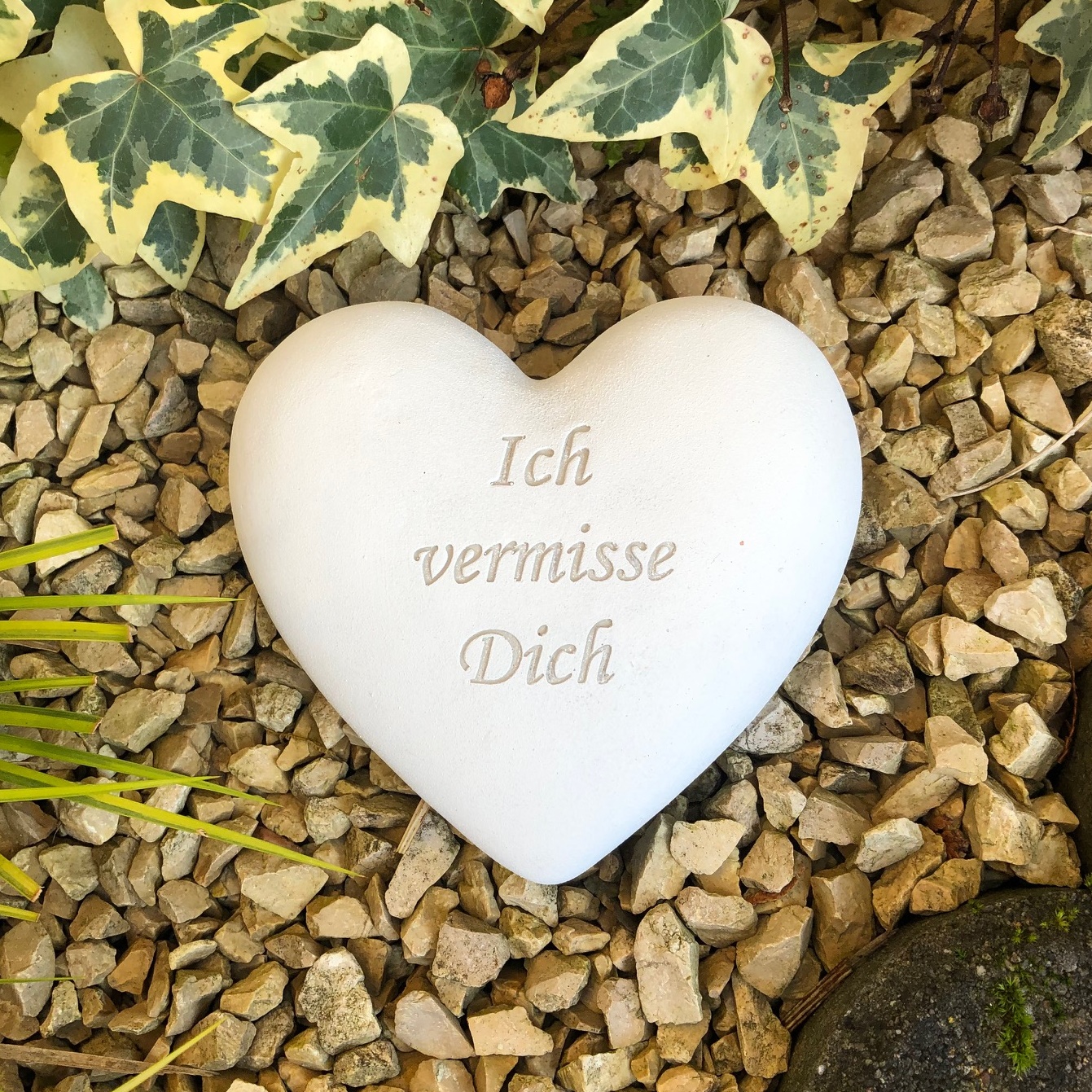 Grabherz Grabengel Spruch - Ich vermisse Dich - Grabschmuck Grabdeko Trauerherz 12cm , 580g weiß