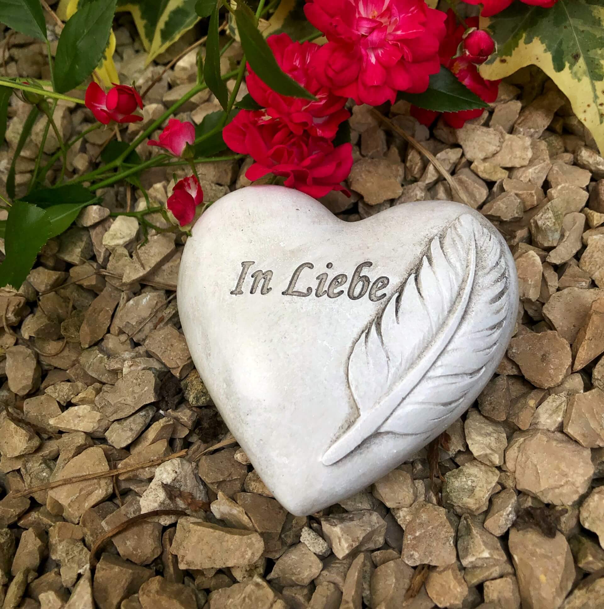 Grabherz Gedenkstein - In Liebe mit Feder - Grabschmuck Grabdeko Trauerherz 9cm