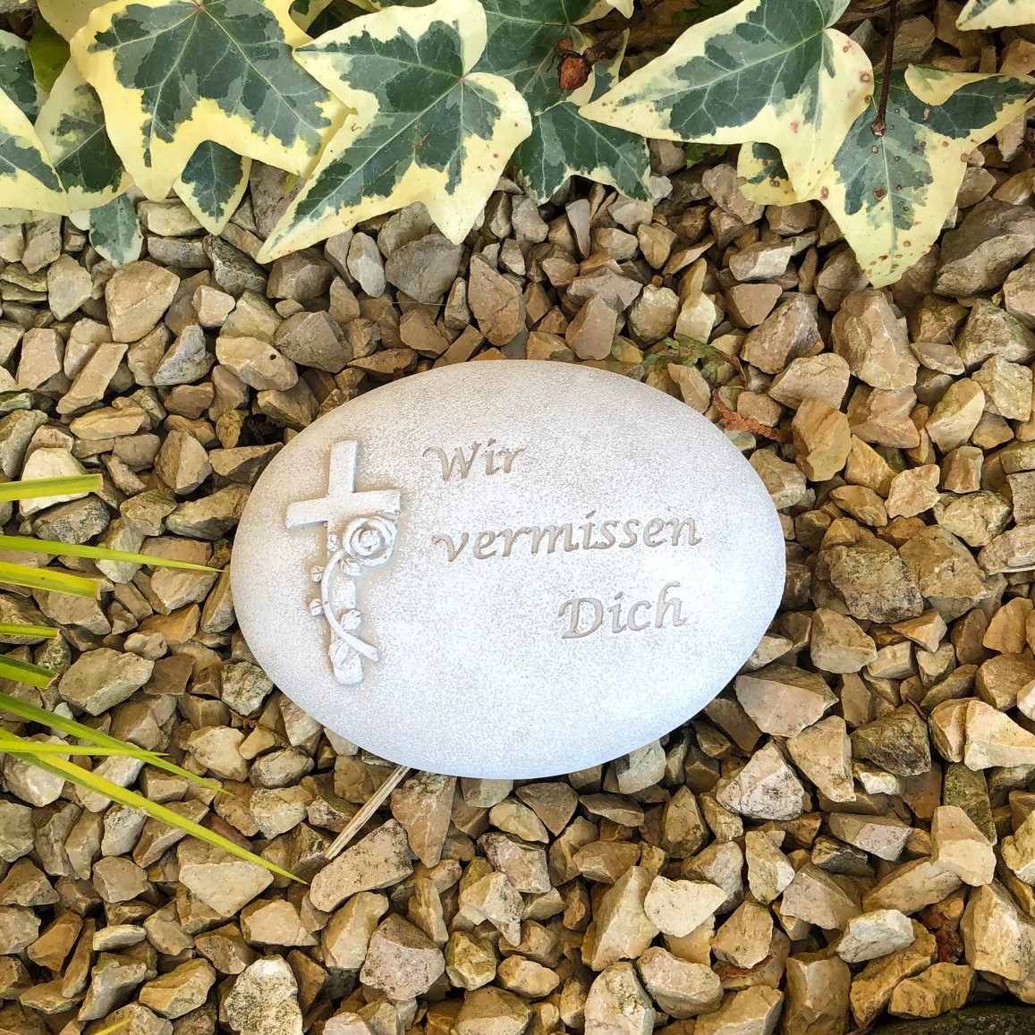 Gedenkstein - Wir vermissen Dich - Grabschmuck Grabherz Trauerherz Steinform oval 10,5cm weiß