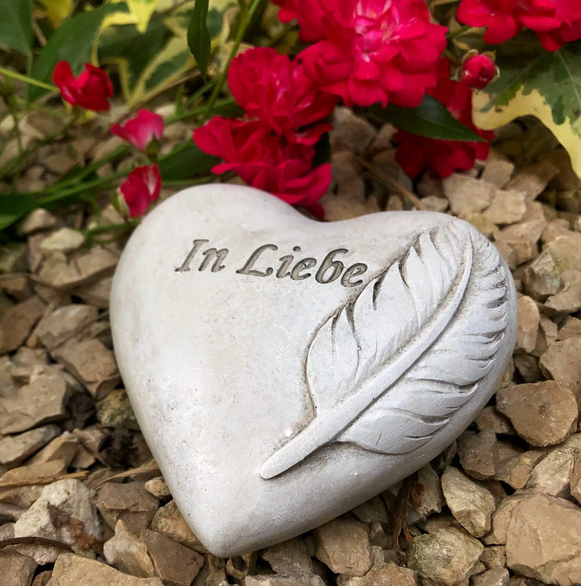 Grabherz Gedenkstein - In Liebe mit Feder - Grabschmuck Grabdeko Trauerherz 9cm Grabherz Gedenkstein - In Liebe mit Feder - Grabschmuck Grabdeko Trauerherz 9cm