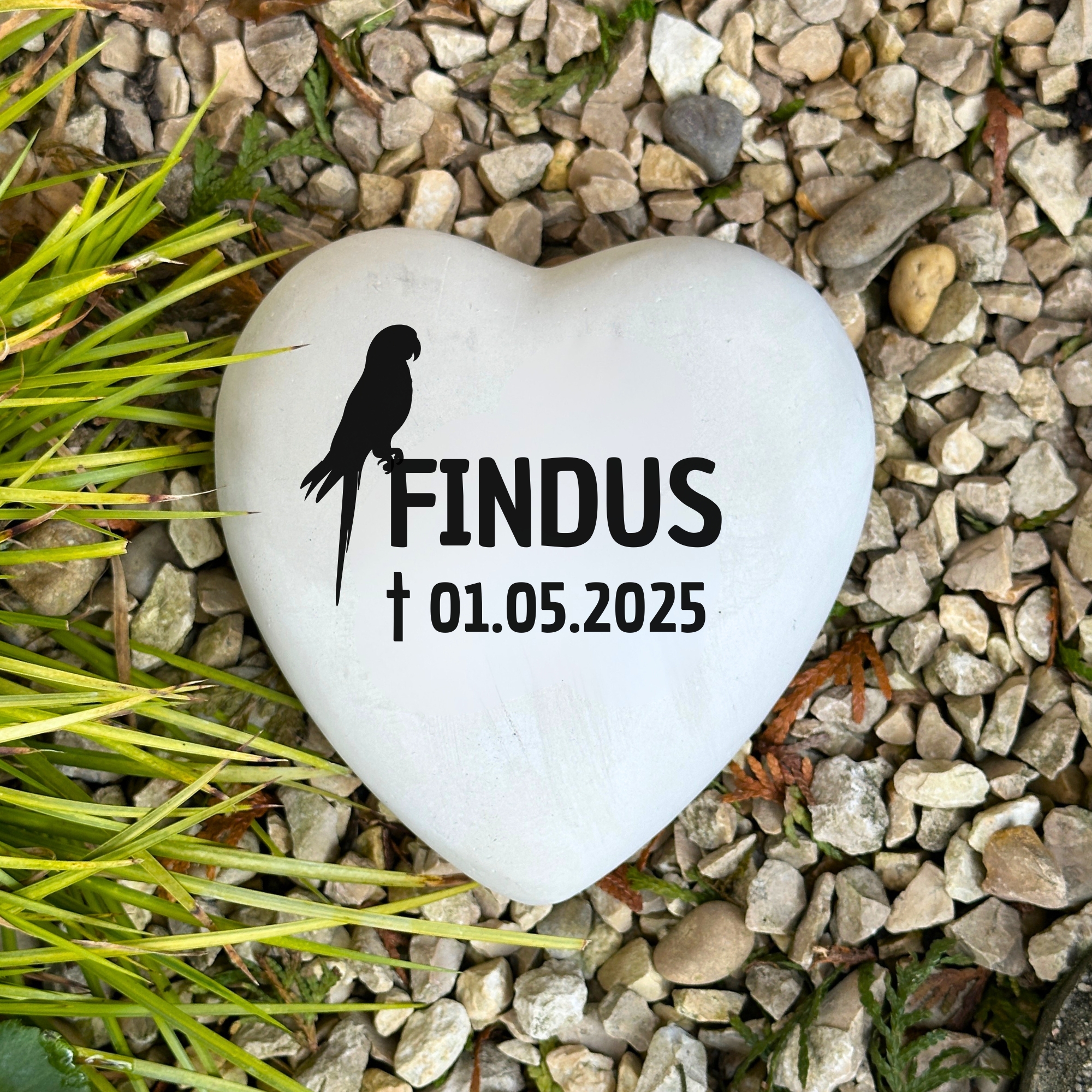 Personalisiertes Papageien Grabherz mit Name – Grabschmuck mit Gravur | 13 cm Steinguss Herz | Andenken, Grabstein, wetterfest