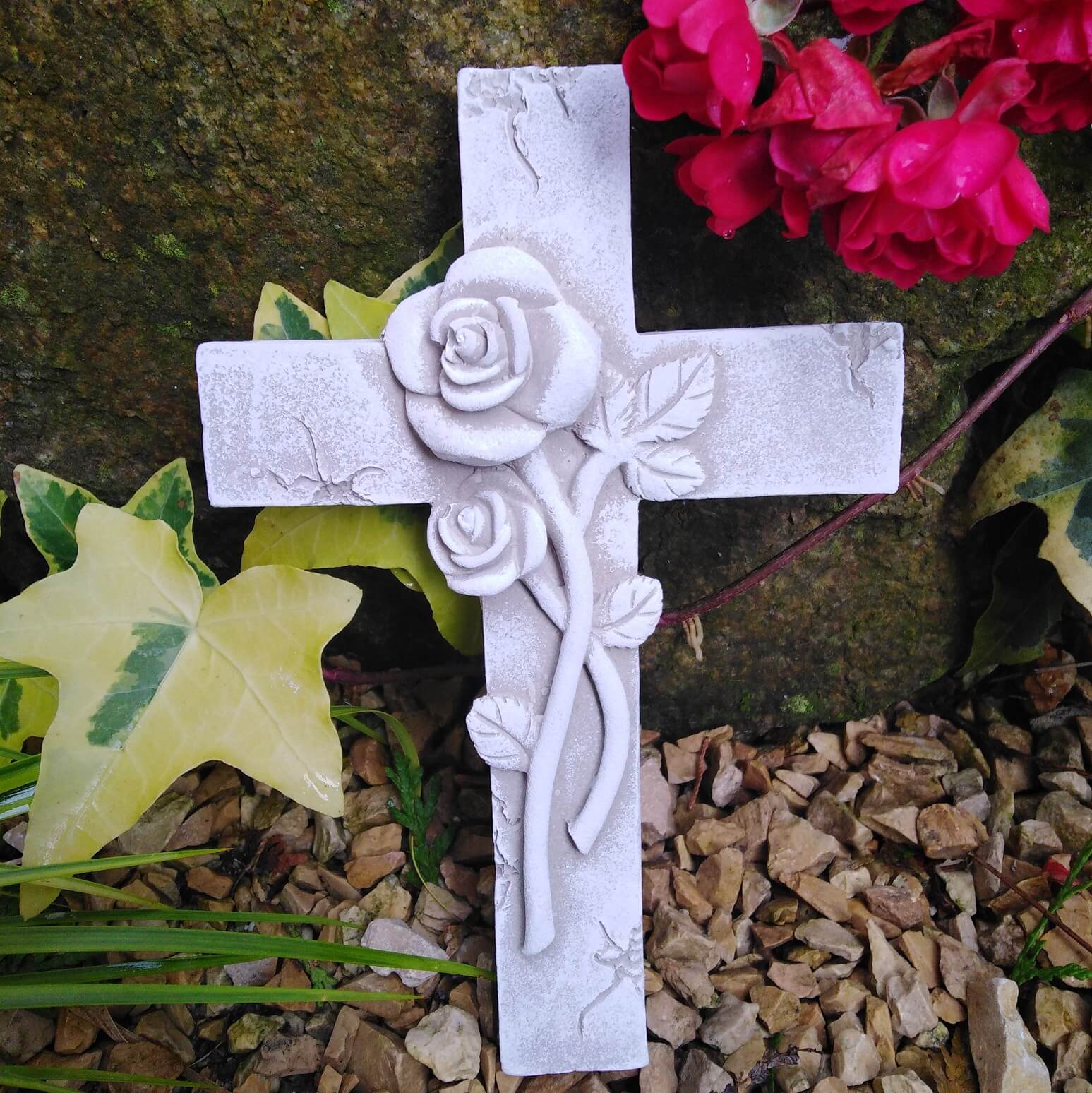 Kreuz mit 3D Rosen Grabengel Gedenkstein Grabschmuck Grabdeko