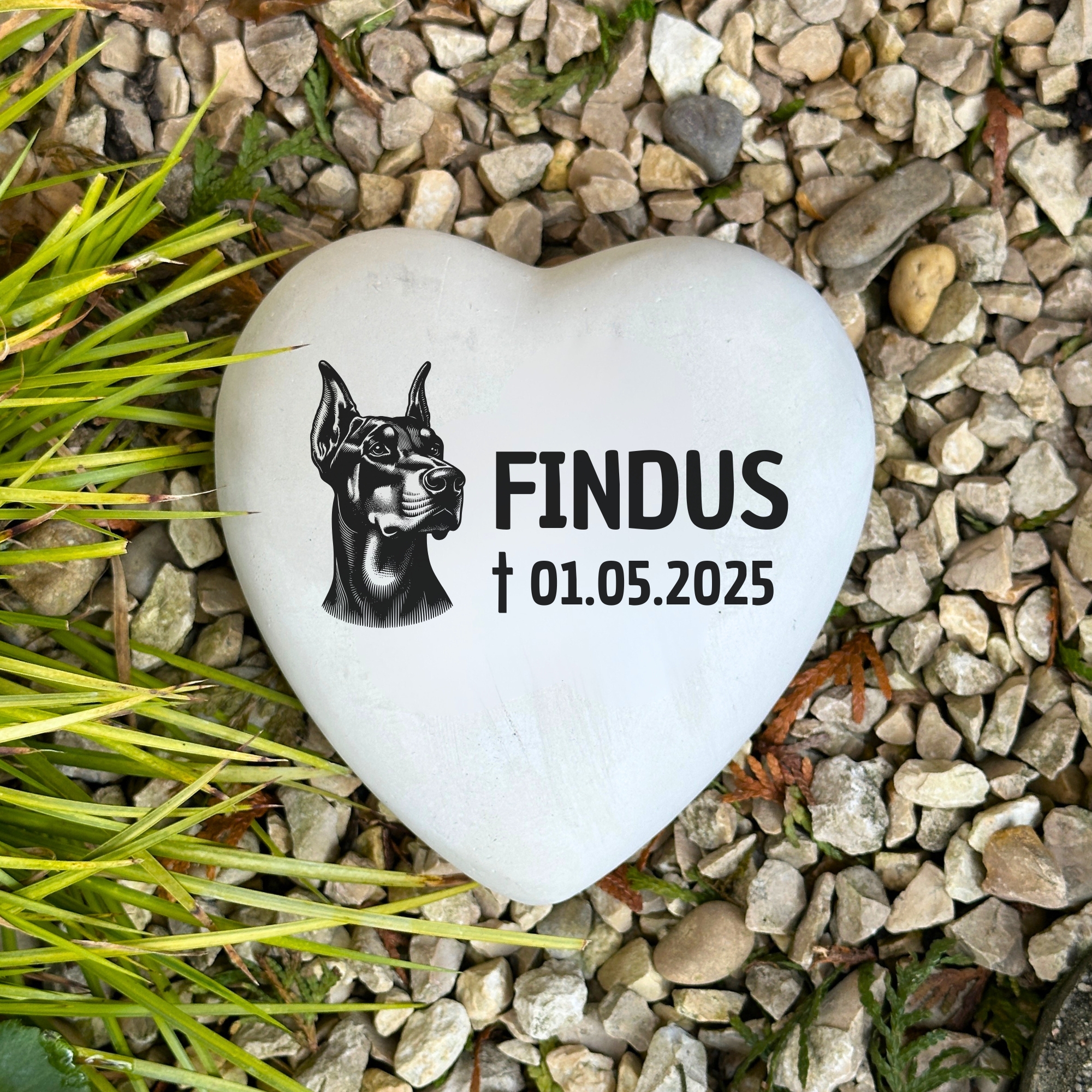 Personalisiertes Hunde Dobermann Grabherz mit Name – Grabschmuck mit Gravur | 13 cm Steinguss Herz | Andenken, Grabstein, wetterfest
