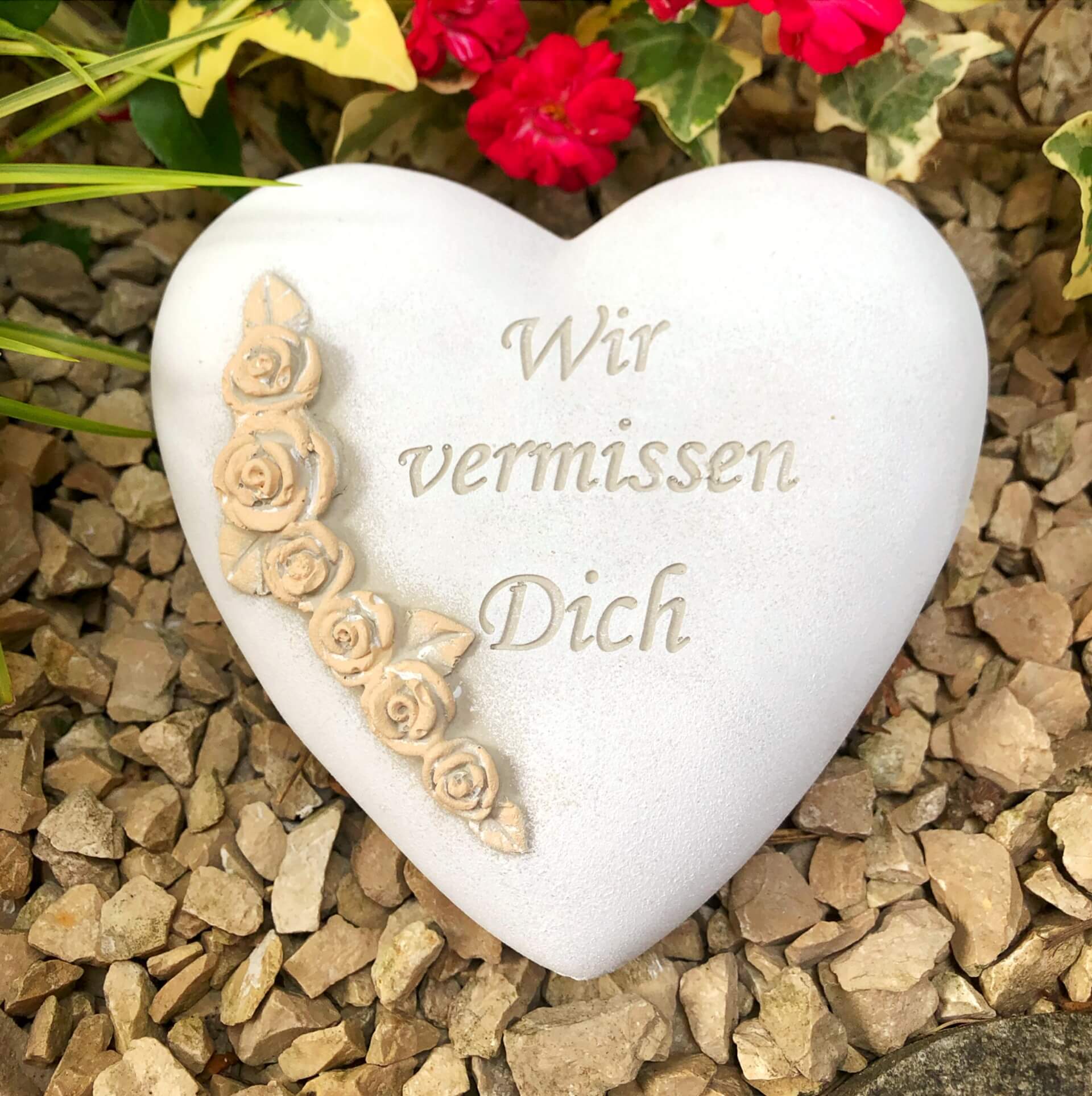 XXL Grabherz Spruch Grabschmuck Grab Herz - Wir vermissen dich - ca.1200g Rosenranke Sand