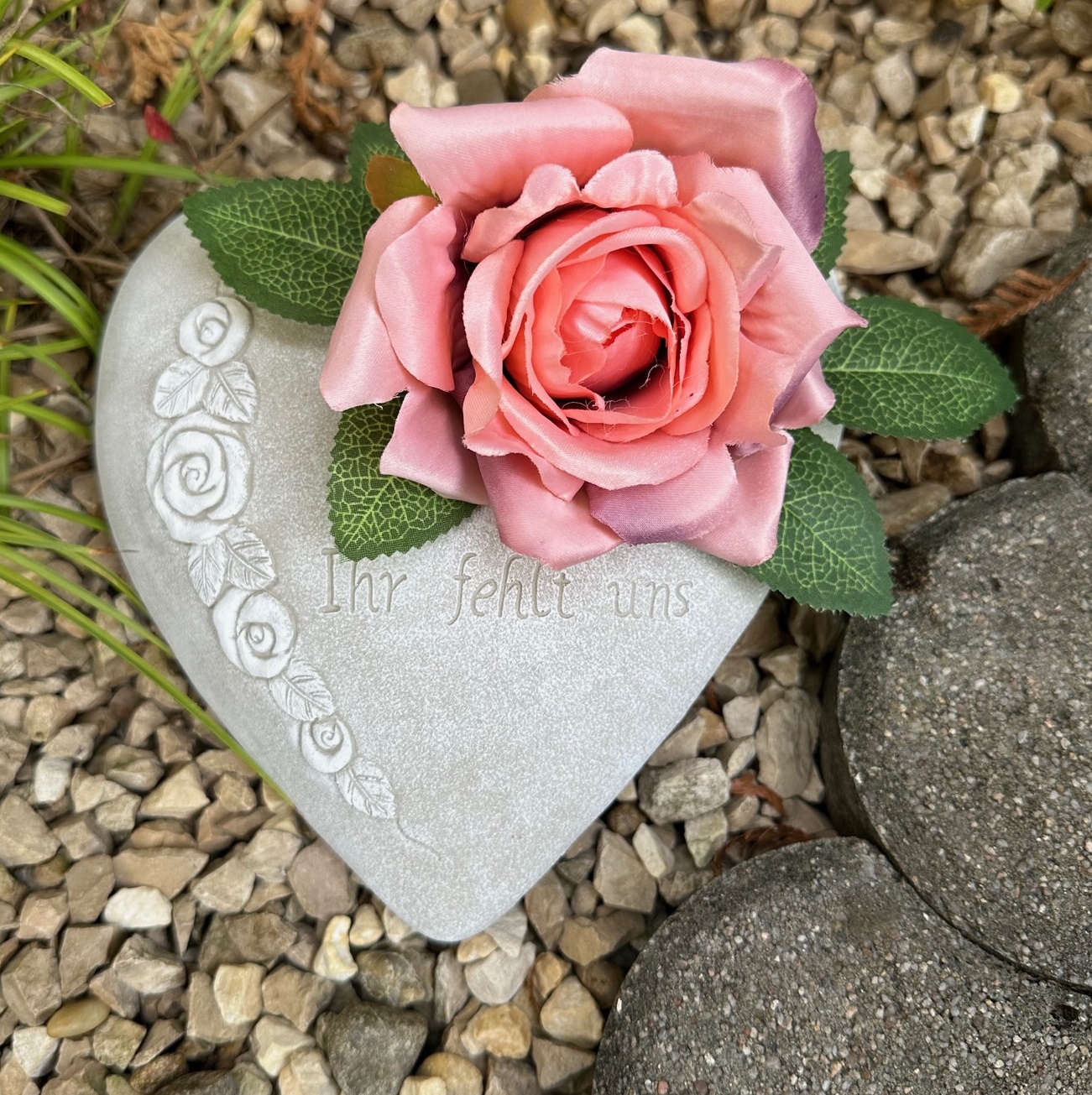 Grabherz Rosenranke - Ihr fehlt uns - Grabschmuck Gedenkstein Trauerherz für Grablicht weiß 1,8 kg Grabherz Rosenranke - Ihr fehlt uns - Grabschmuck Gedenkstein Trauerherz für Grablicht weiß 1,8 kg