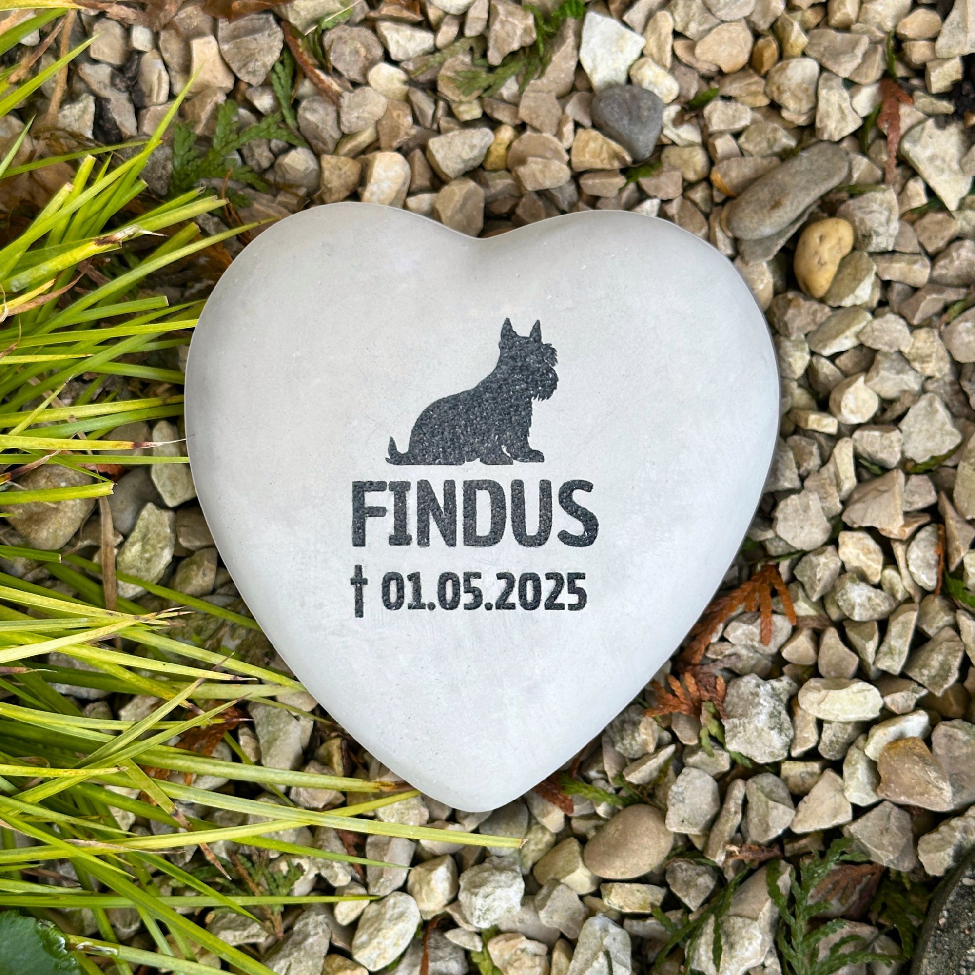 Personalisiertes Hund (Zwergschnauzer) Grabherz mit Name – Grabschmuck mit Gravur | 13 cm Steinguss Herz | Andenken, Grabstein, wetterfest