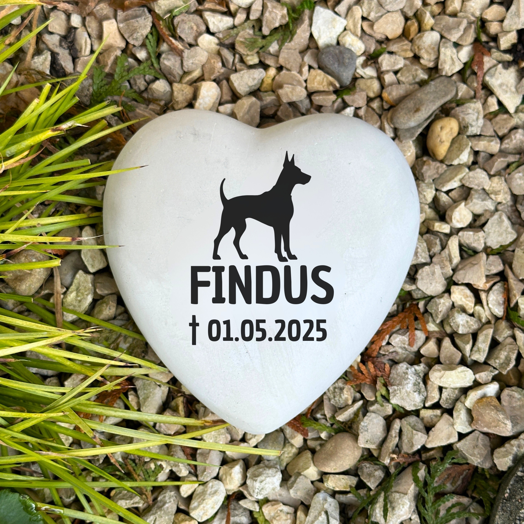 Personalisiertes Hunde Dobermann Grabherz mit Name – Grabschmuck mit Gravur | 13 cm Steinguss Herz | Andenken, Grabstein, wetterfest