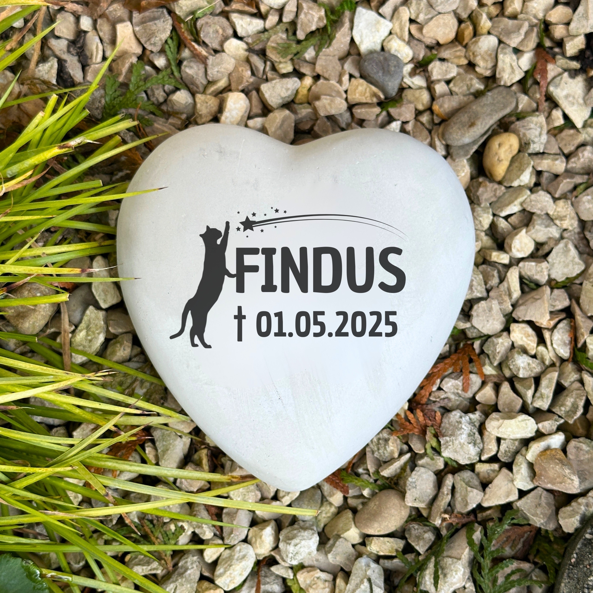 Personalisiertes Katzen Grabherz mit Name – Grabschmuck mit Gravur | 13 cm Steinguss Herz | Andenken, Grabstein, wetterfest